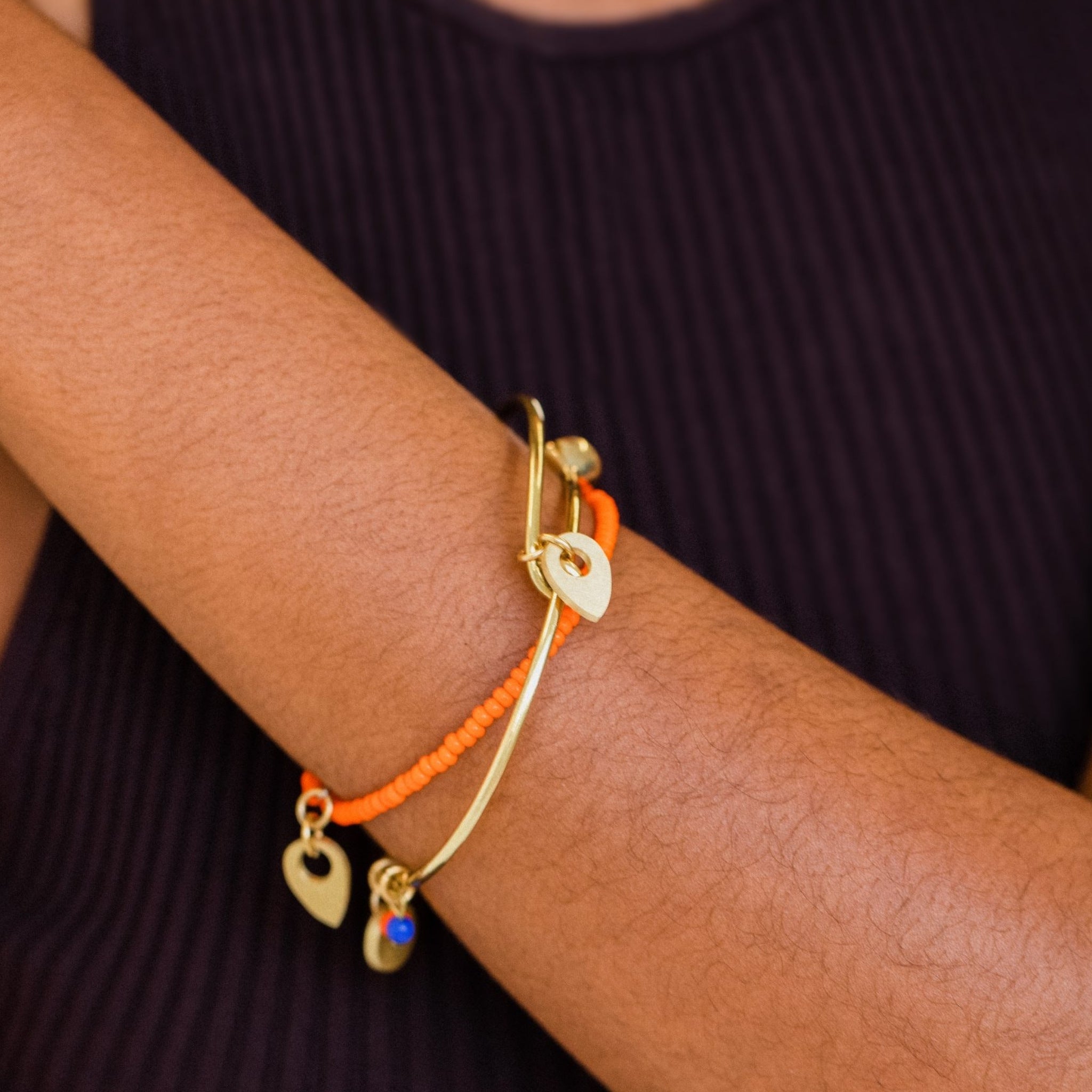 Charity Armband am Handgelenk einer Frau | Credit: SOKO