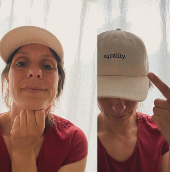 Frau trägt Equality Cap von UN Women Deutschland | Credit: ganzbegleitet