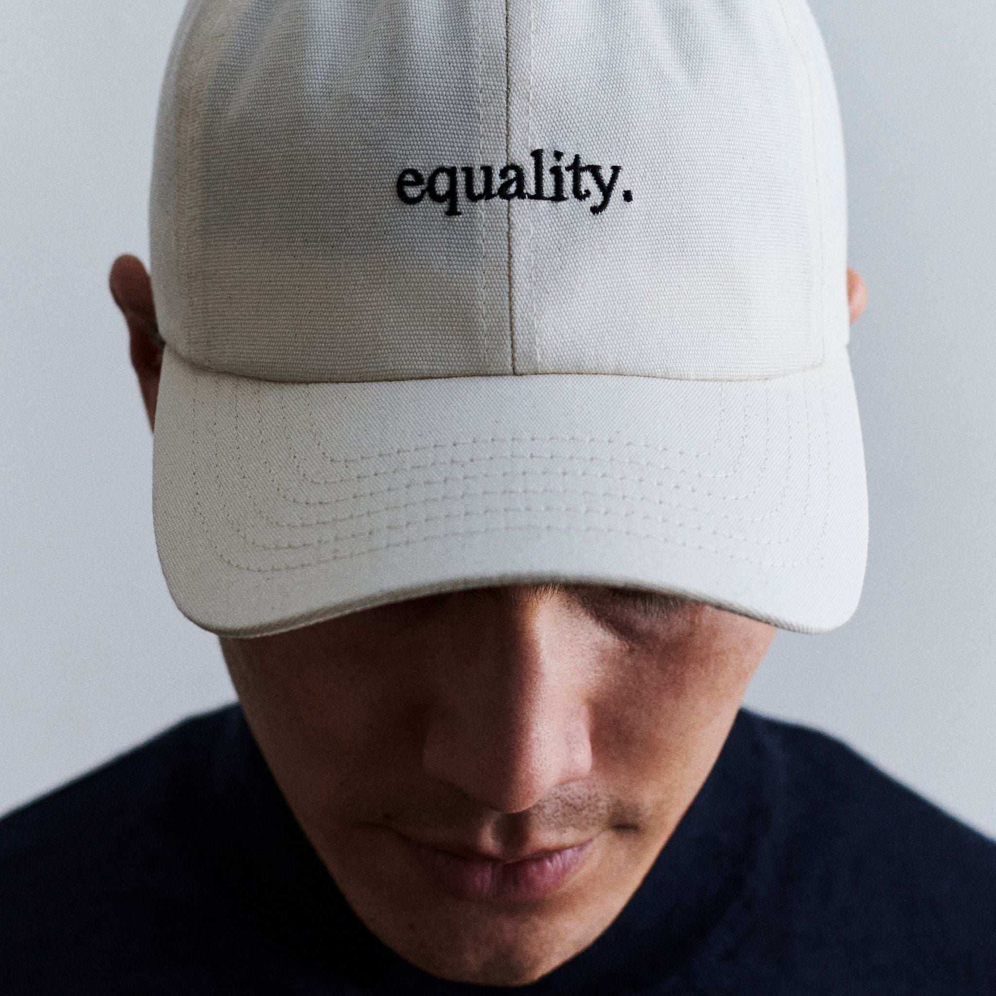 Mann mit Equality Cap schaut nach unten - UN Women Deutschland | Credit: UN Women Deutschland/ Maxine van Endert