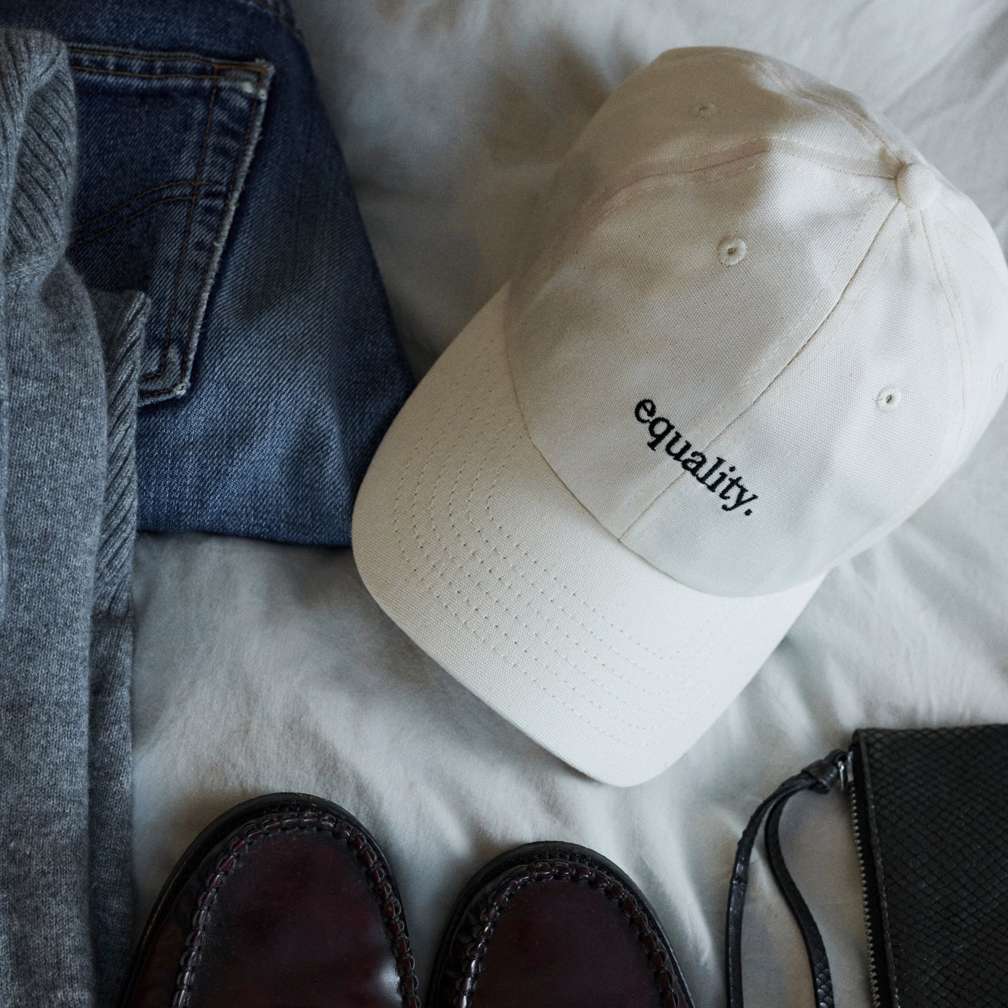 Equality Cap liegt auf Bett - UN Women Deutschland | Credit: UN Women Deutschland/ Maxine van Endert