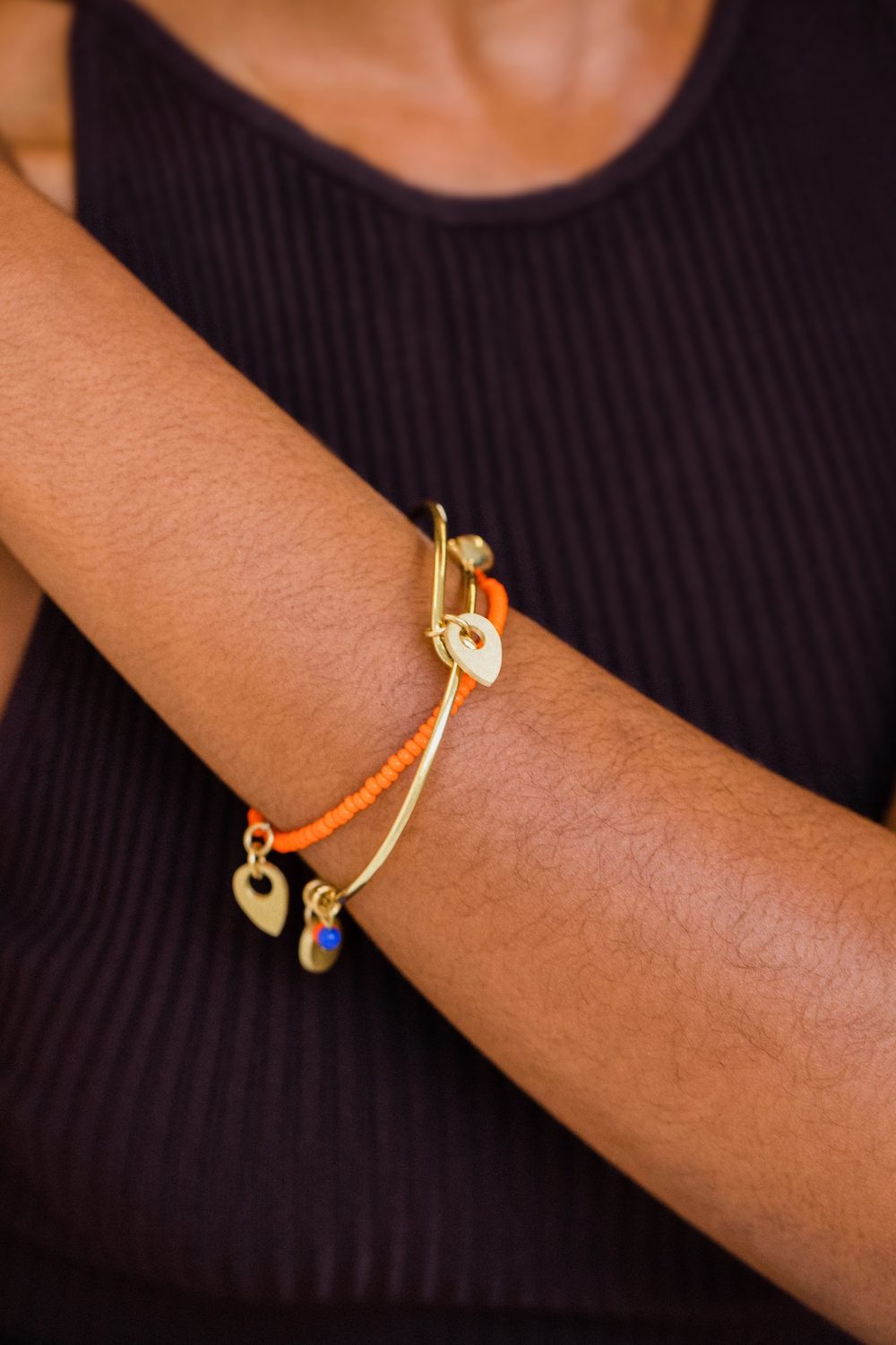 Charity Armband am Arm einer Frau | Credit: SOKO