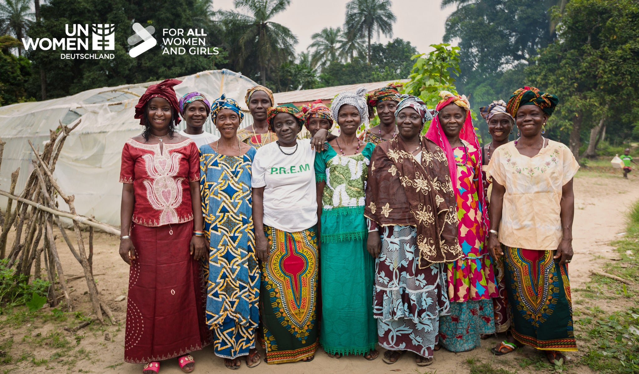 Gruppenfoto von Frauen der Kooperative PREM in Guinea | Credit: UN Women/Joe Saade