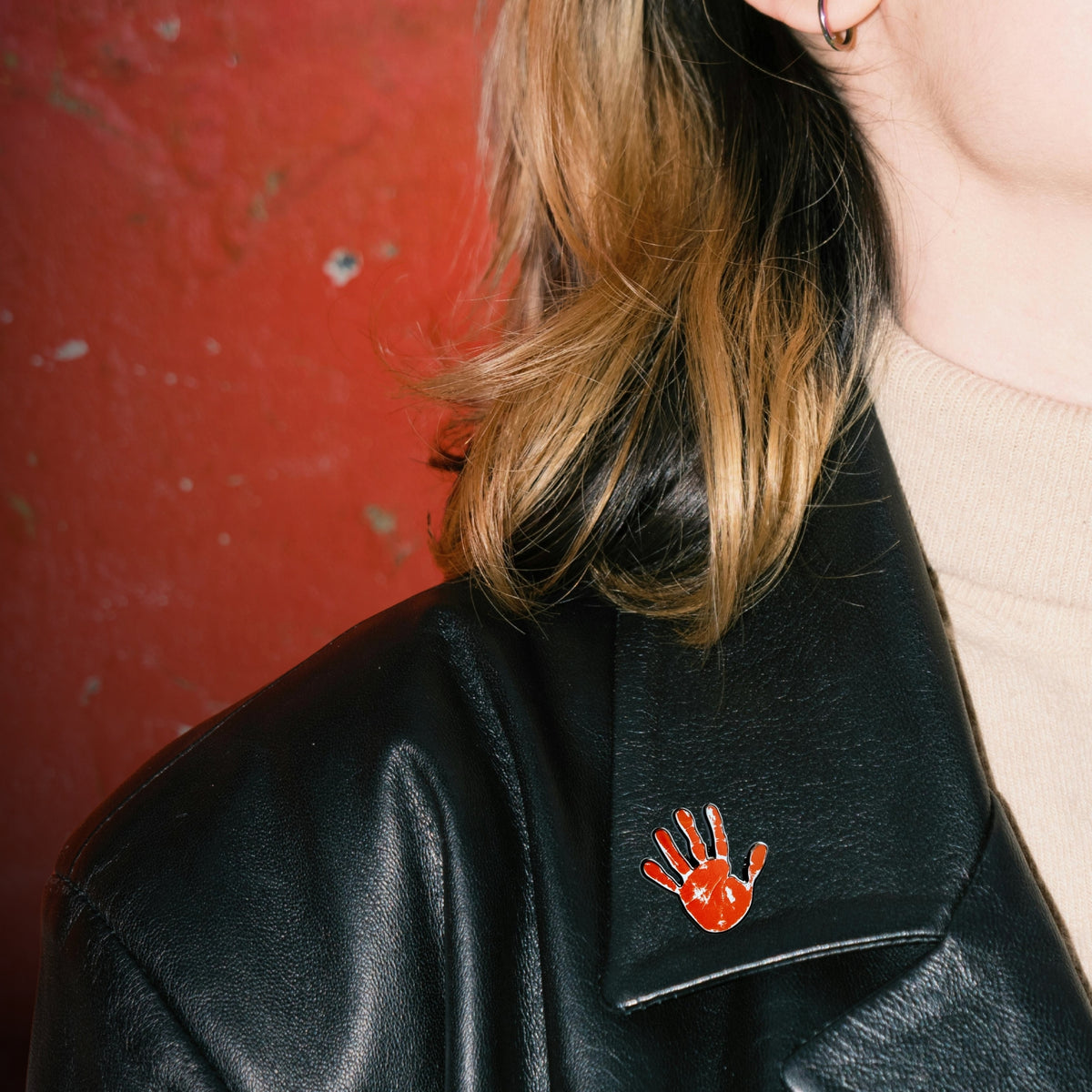 Orange the World Pin an einer Lederjacke | Credit: UN Women Deutschland/ Gül Işık