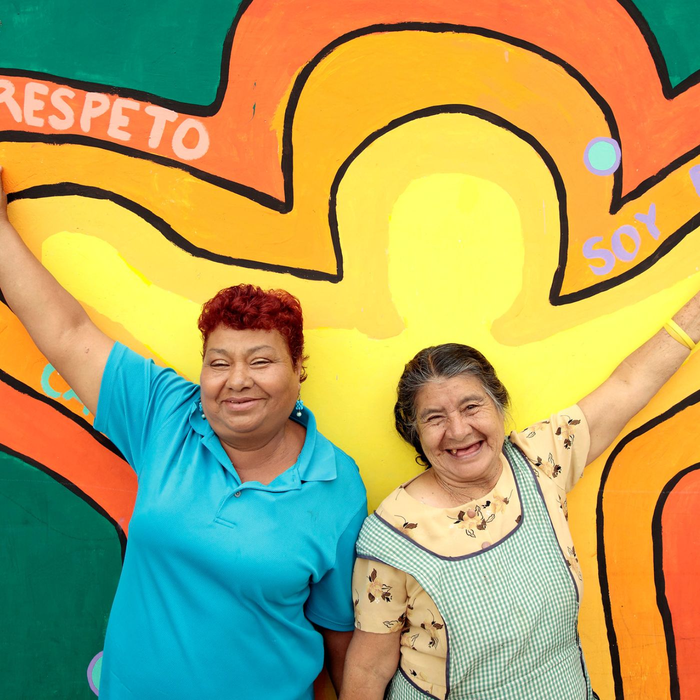 Zwei Frauen aus Guatemala stehen stolz vor einem bunten Wandgemälde | Credit: UN Women/ Ryan Brown