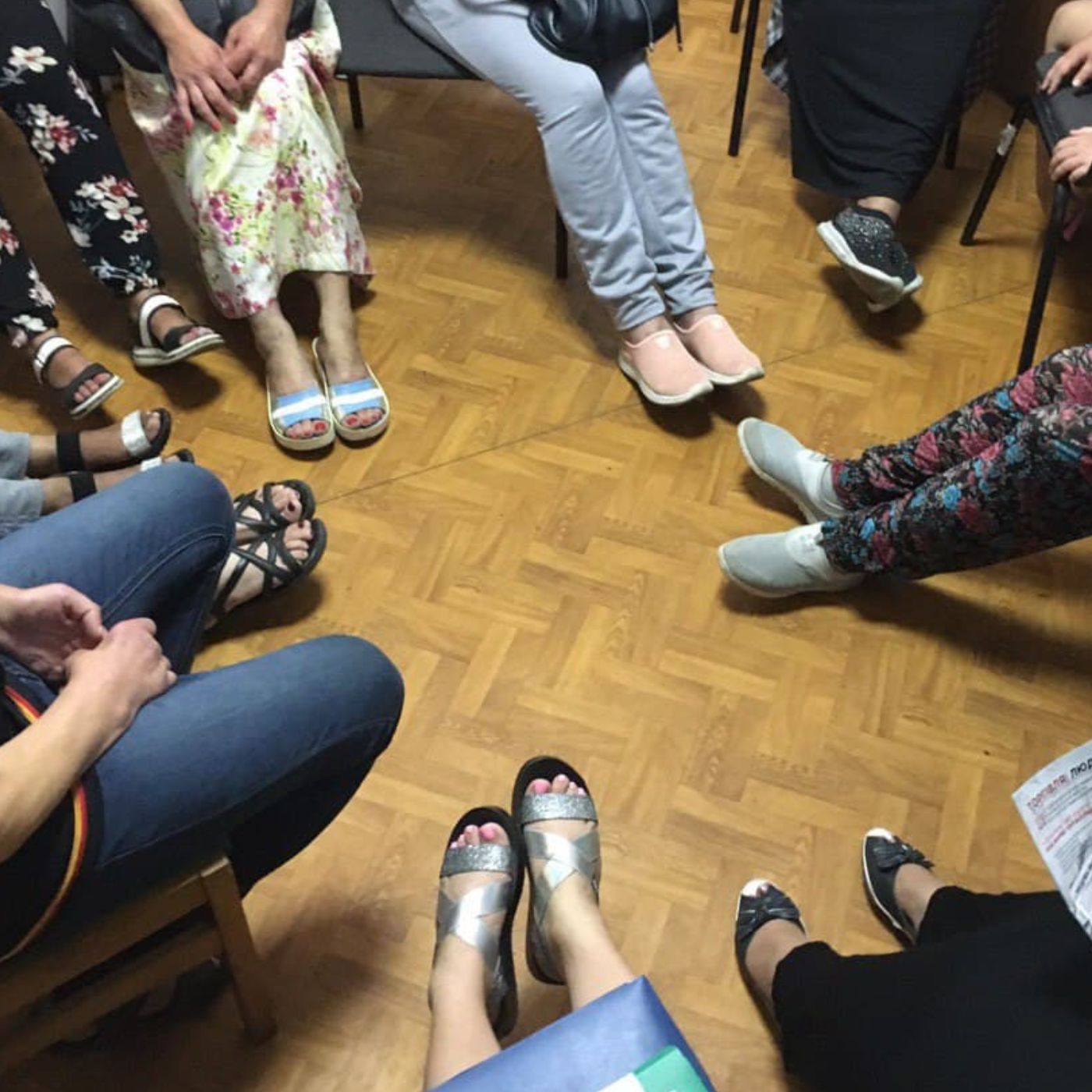 Füße von Frauen die in einem Kreis sitzen | Credit: UN Women/ Yanina Stemkovskaya/NGO "Club Eney"
