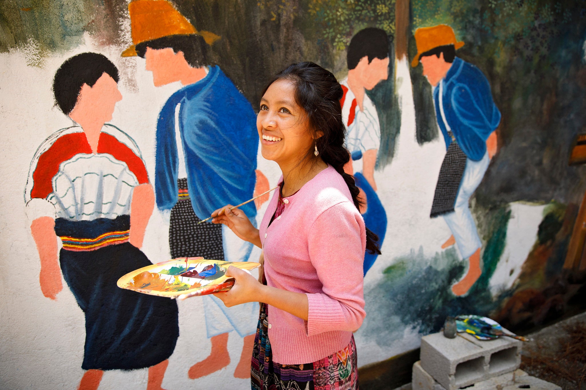 Die Künstlerin Delia Cumez macht indigene Kultur in ihrer Kunst sichtbar. 
 | Credit: UN Women/Ryan Brown