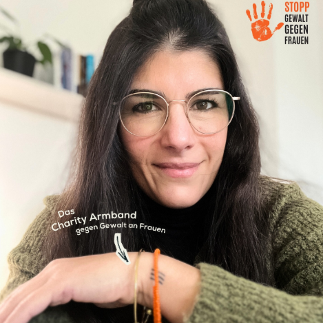 Frau mit Brille zeigt Charity Armband von UN Women Deutschland | Credit: suemeyye_algan