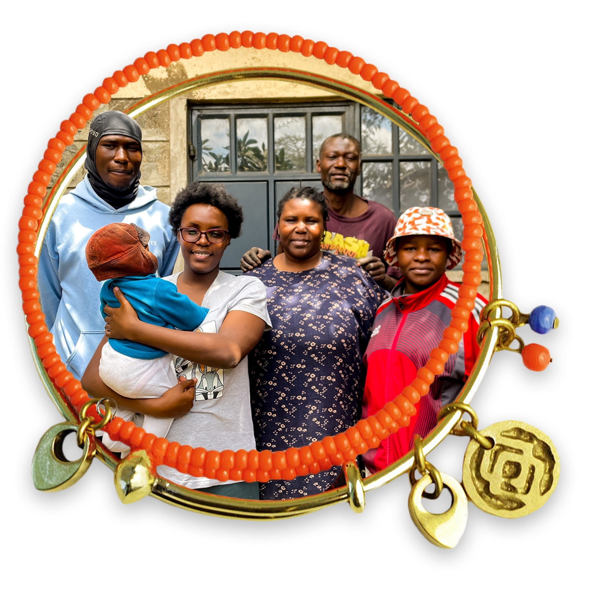 Bild einer Familie im Charity Armband | Credit: SOKO