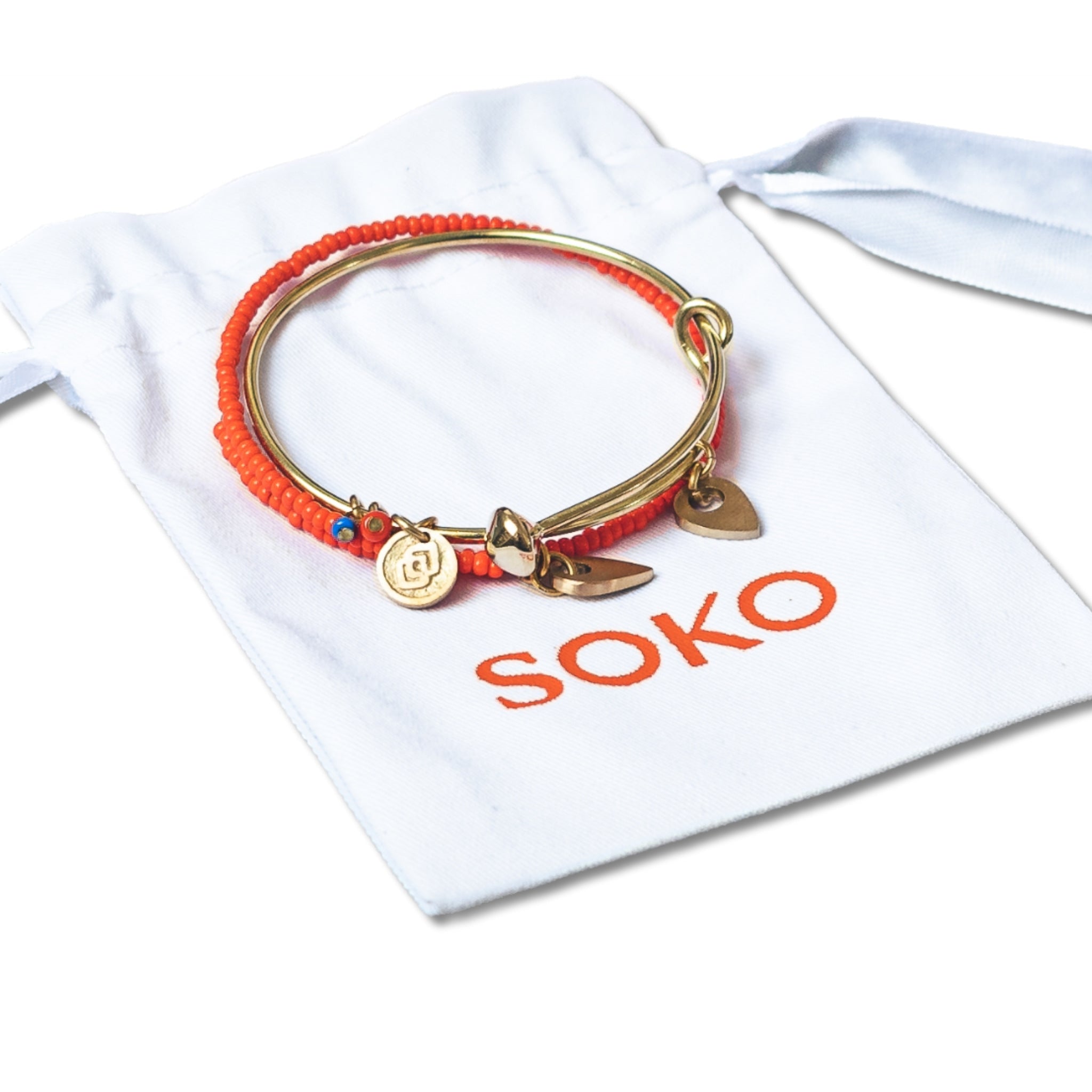 Charity Armband mit Schmucksäckchen | Credit: UN Women Deutschland/ Simon Muthers