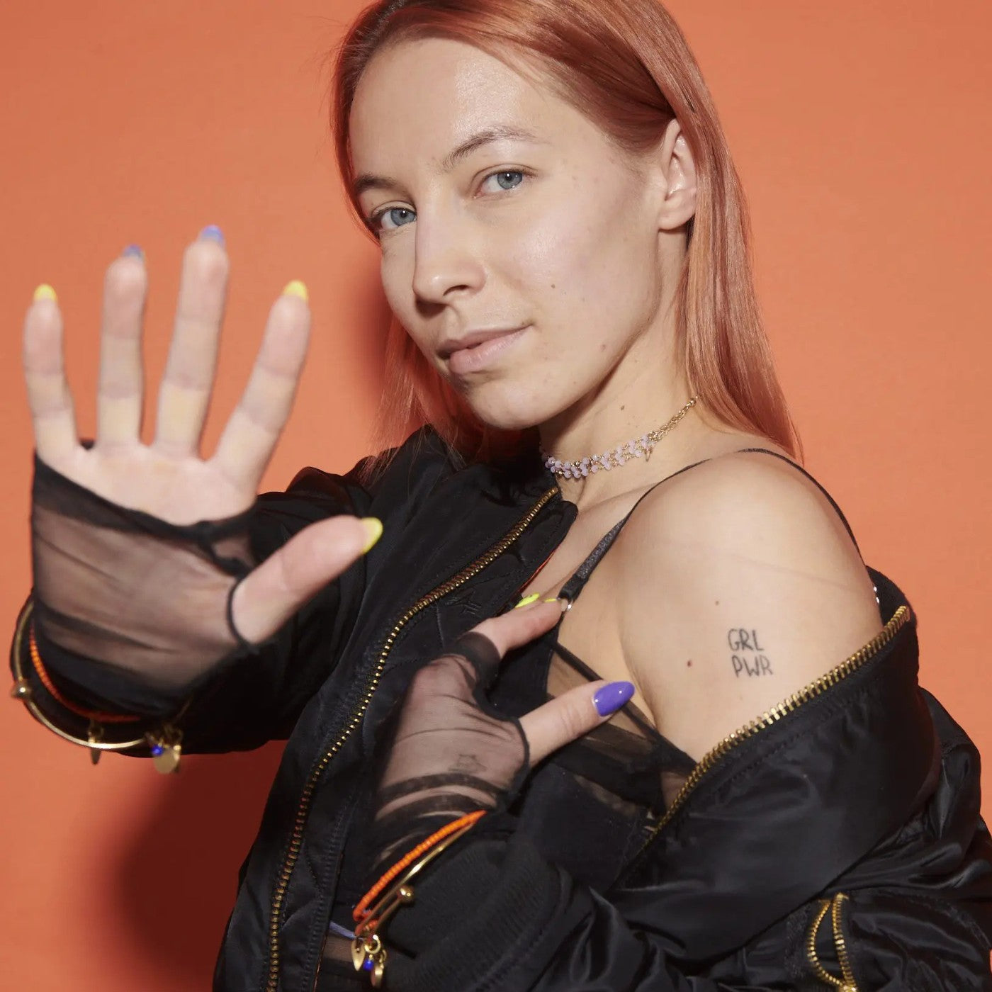 Christina Pulverich mit dem Charity Armband von UN Women Deutschland | Credit: Cathleen Wolf