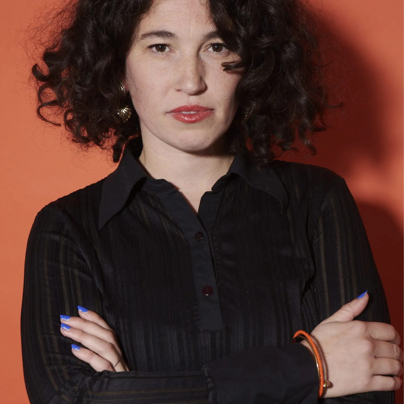 Edith Löhle mit dem Charity Armband von UN Women Deutschland | Credit: Cathleen Wolf