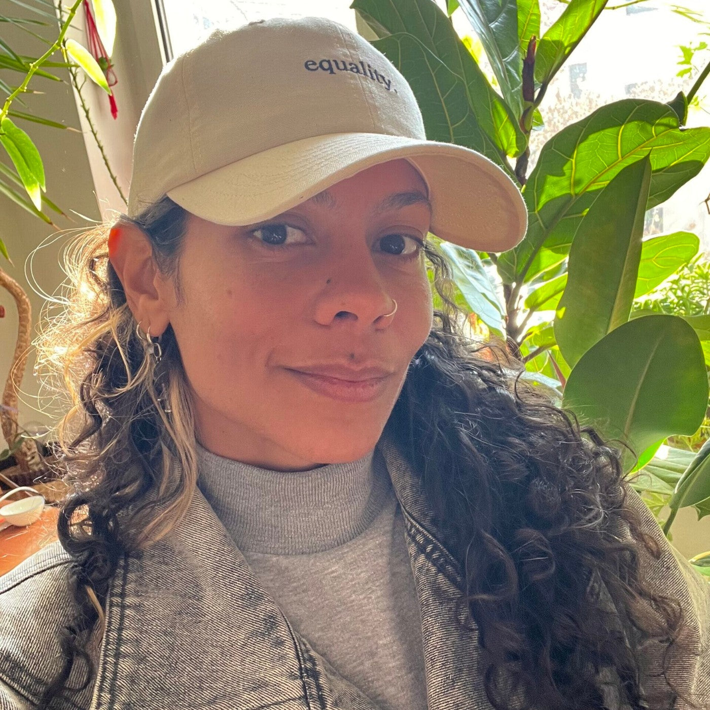 Emilia Roig mit dem Equality Cap  | Credit: Emilia Roig 