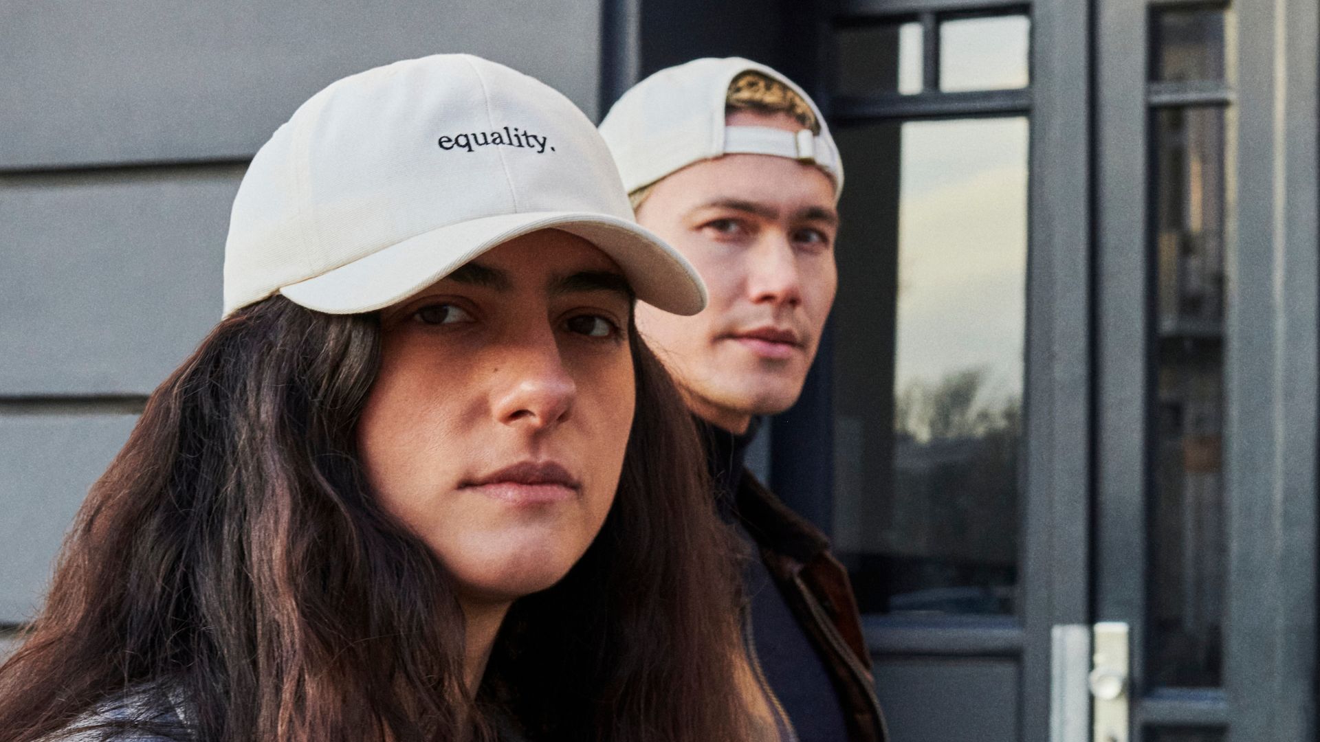Frau und Mann mit Equality Cap - UN Women Deutschland | Credit: UN Women Deutschland/ Maxine van Endert
