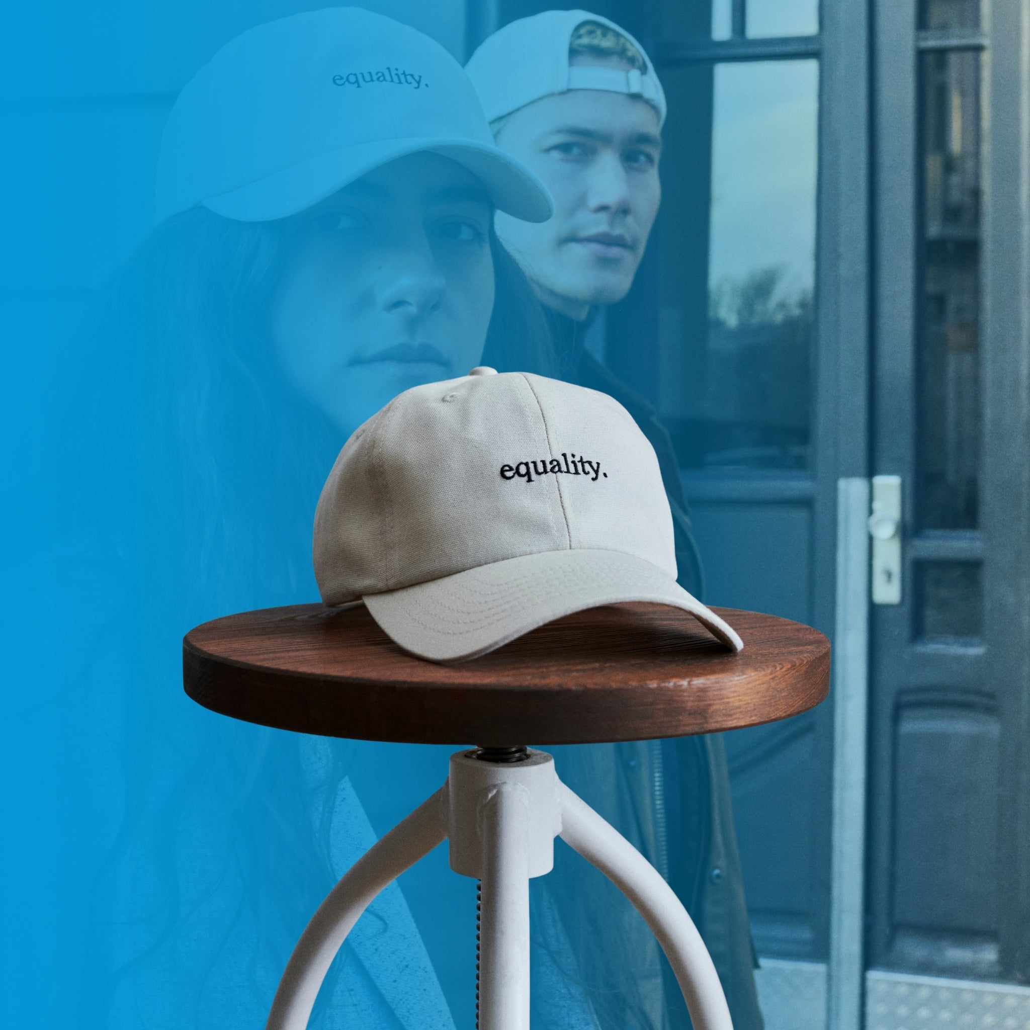 Equality Cap auf Hocker mit blauem Hintergrund - UN Women Deutschland | Credit: UN Women Deutschland/ Maxine van Endert