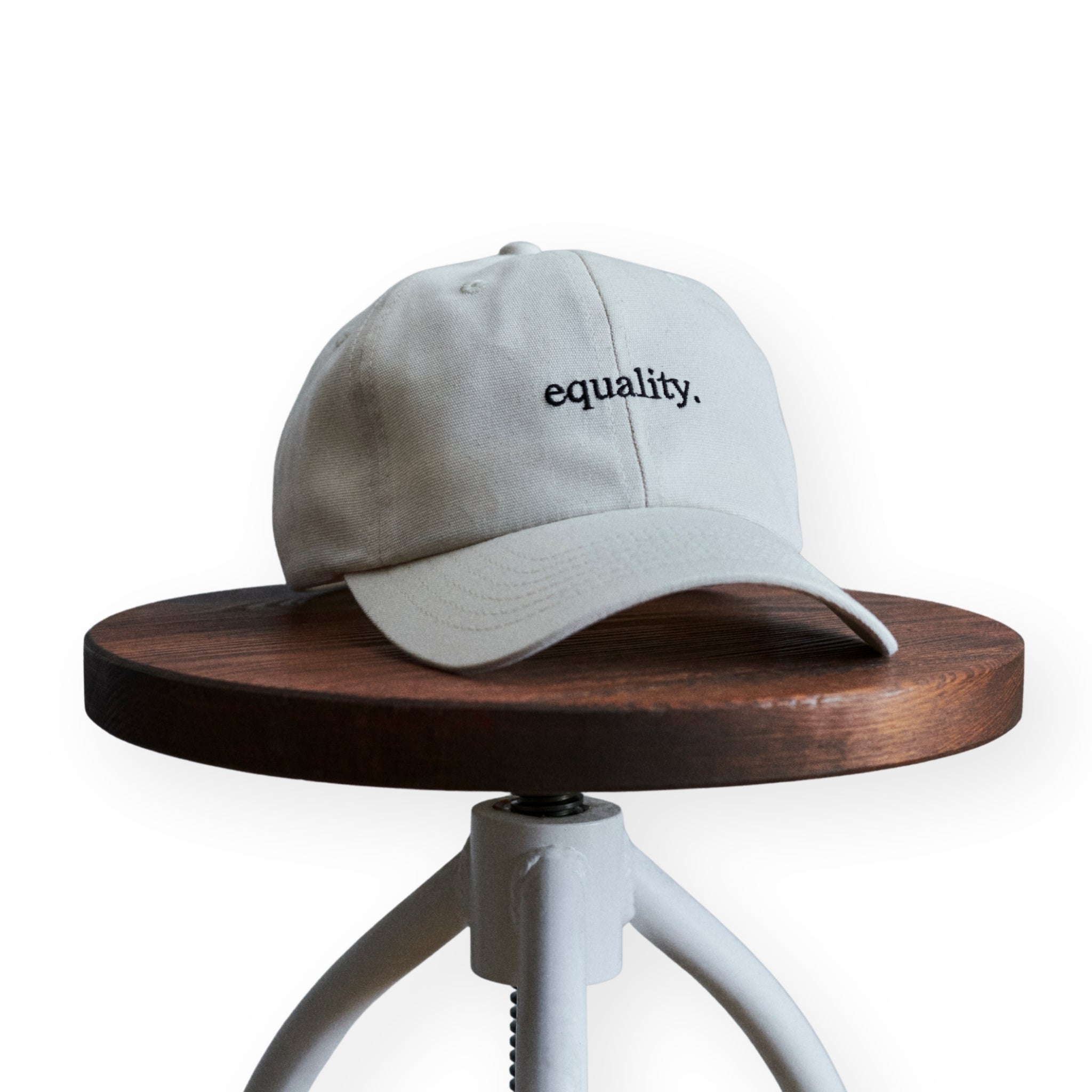 Equality Cap auf Hocker - UN Women Deutschland | Credit: UN Women Deutschland/ Maxine van Endert