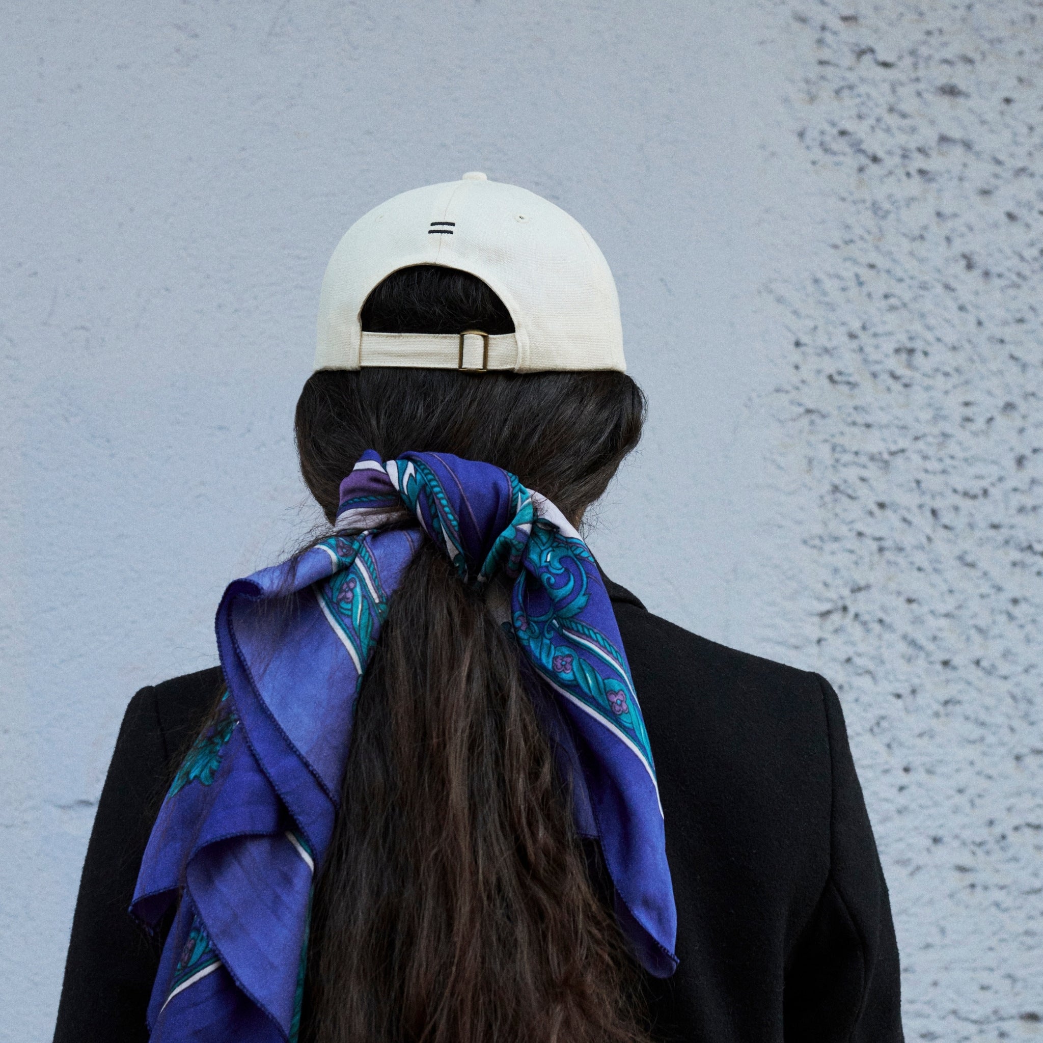 Frau von hinten fotografiert mit Equality Cap - UN Women Deutschland | Credit: UN Women Deutschland/ Maxine van Endert