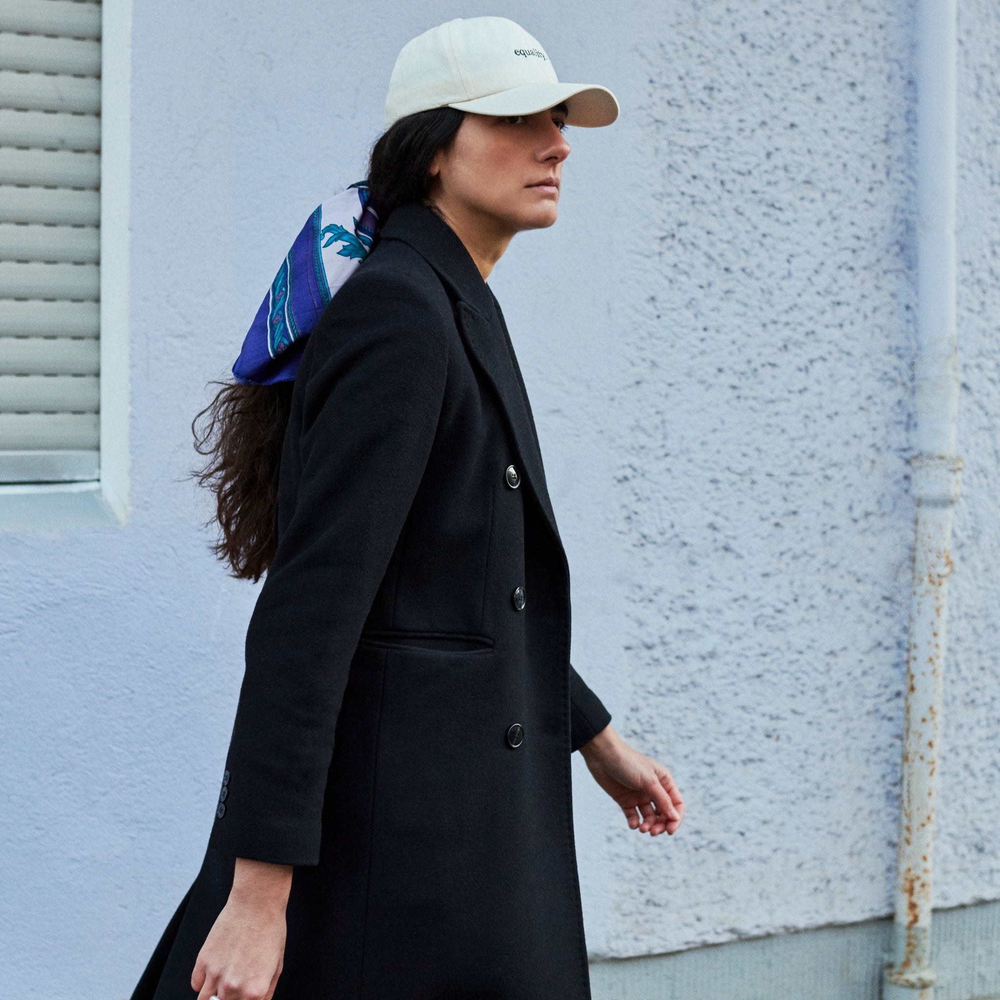 Frau läuft mit Equality Cap - UN Women Deutschland | Credit: UN Women Deutschland/ Maxine van Endert