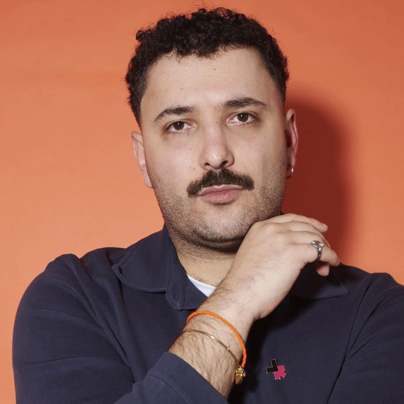 Fikri Anıl Altıntaş mit dem Charity Armband von UN Women Deutschland | Credit: Cathleen Wolf