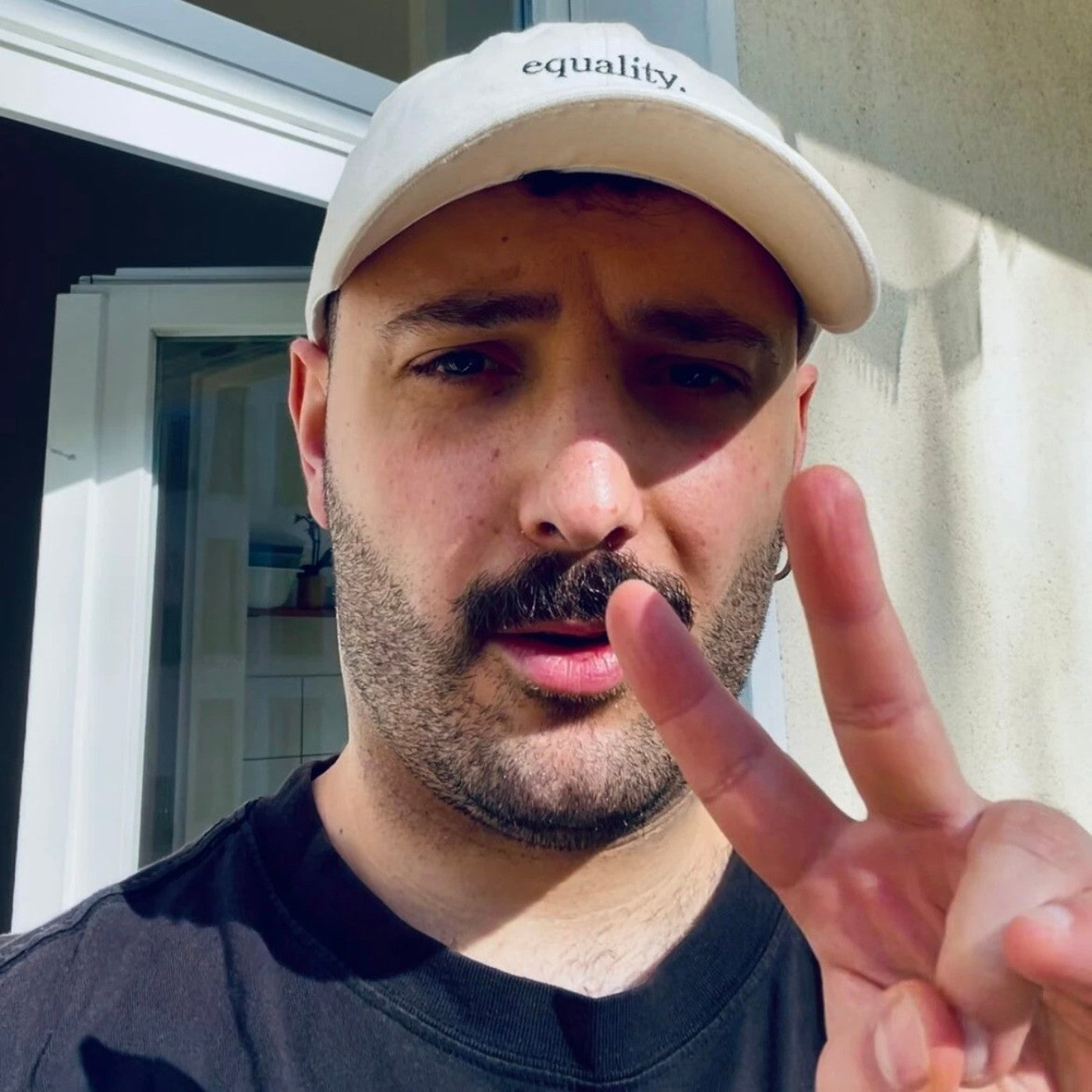 Fikri Anıl Altıntaş trägt die Equality Cap von UN Women Deutschland