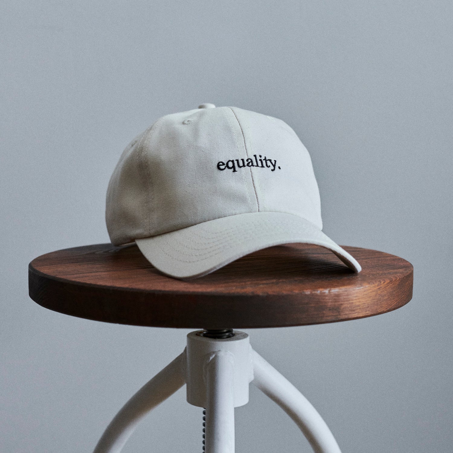 Equality Cap auf Hocker - UN Women Deutschland | Credit: UN Women Deutschland/ Maxine van Endert