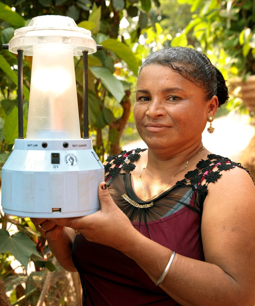 Martha mit einer Solarlampe | Credit: UN Women/Ryan Brown