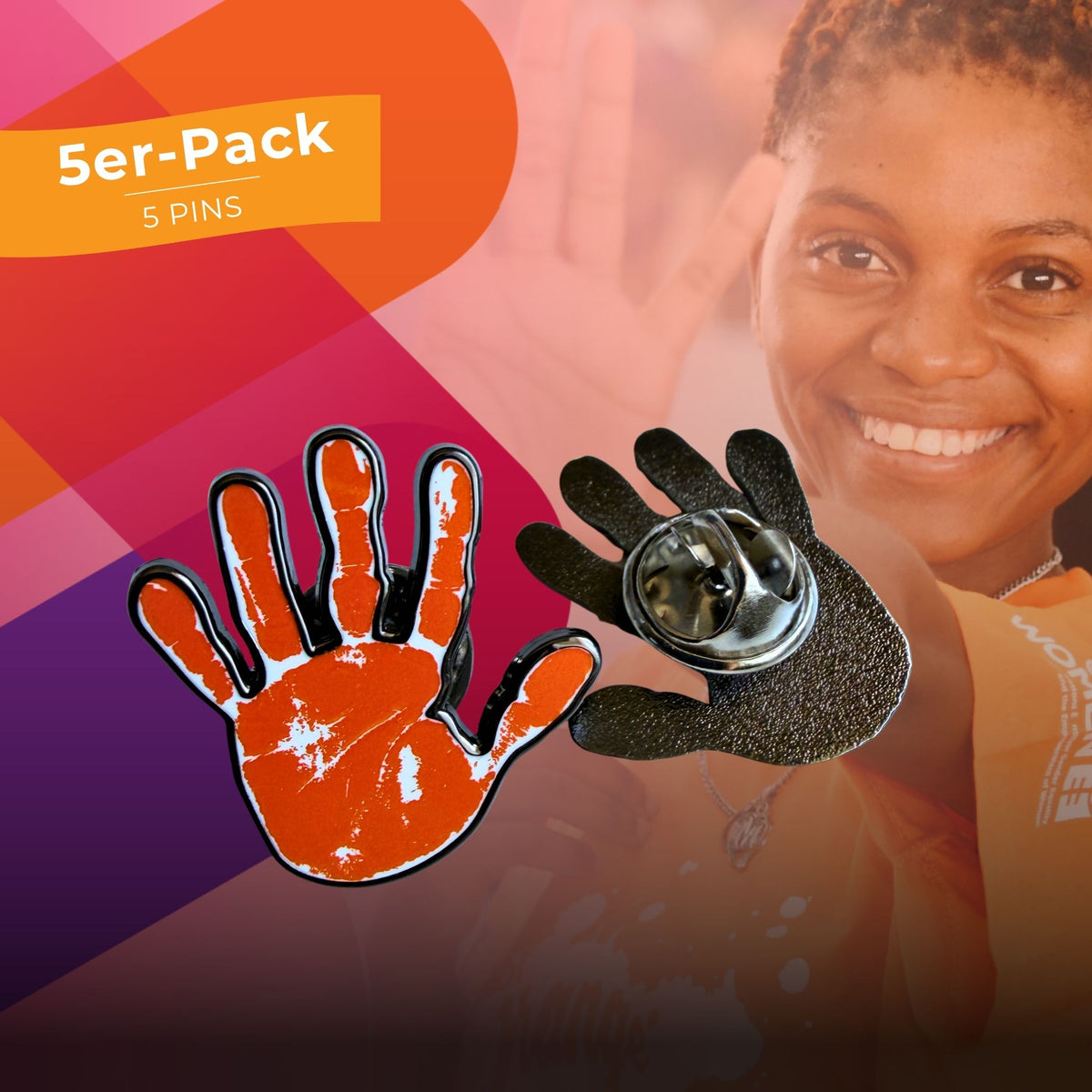 5-er Pack - Orange the World Pin und im Hintergrund eine Frau, die eine Stopp Hand hochhält | Credit: UN Women/ Faith Mvula