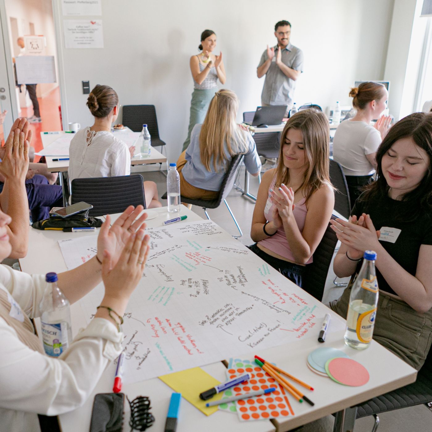 Menschen applaudieren in einem Workshop  | Credit: : UN Women Deutschland/Mari Vass
