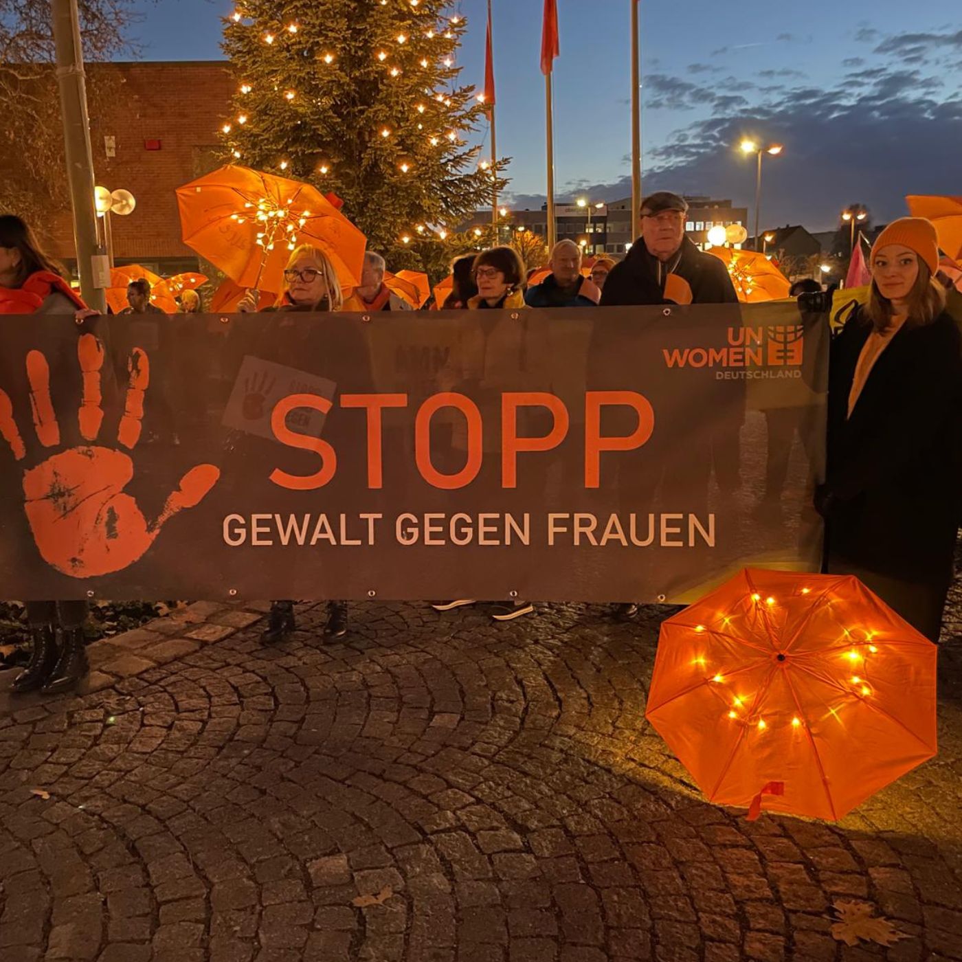 Lichterzug mit Banner Stopp Gewalt gegen Frauen  | Credit: Weiden-Neustadt / UN Women Deutschland
