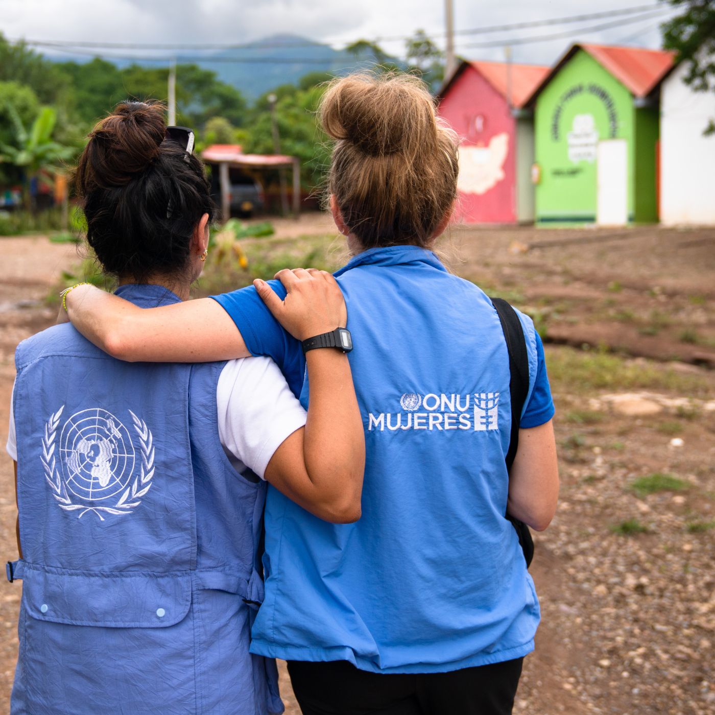2 Frauen halten sich in den Armen  - mit UN Women Westen | Credit: UN Women/Pedro Pio