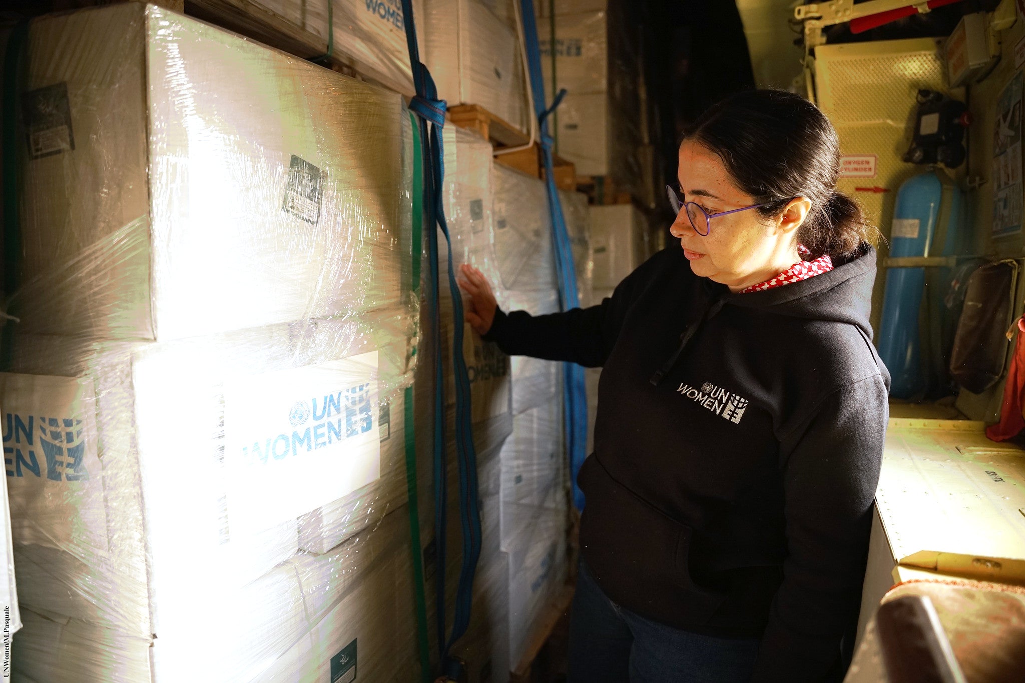 Frau im Flugzeug mit Hilfslieferungen  | Credit: UN Women/Michele Pasquale